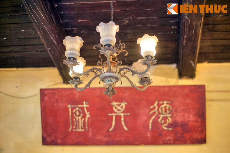 Hiện nay trong nhà còn lưu giữ nhiều hiện vật gốc, phản ánh không gian sinh hoạt của một ngôi nhà phố của Hà Nội xưa.