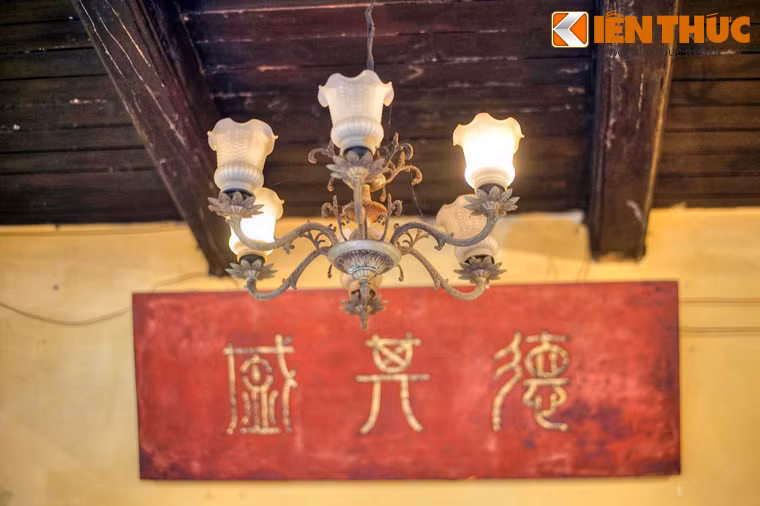 Hiện nay trong nhà còn lưu giữ nhiều hiện vật gốc, phản ánh không gian sinh hoạt của một ngôi nhà phố của Hà Nội xưa.