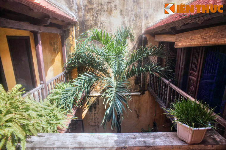 Sau gian thờ là đoạn hành lang dẫn qua khoảng sân trời.