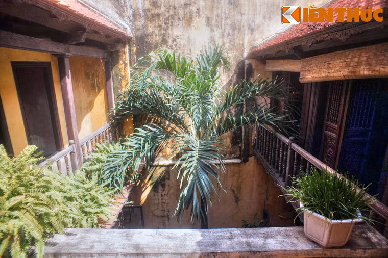 Sau gian thờ là đoạn hành lang dẫn qua khoảng sân trời.