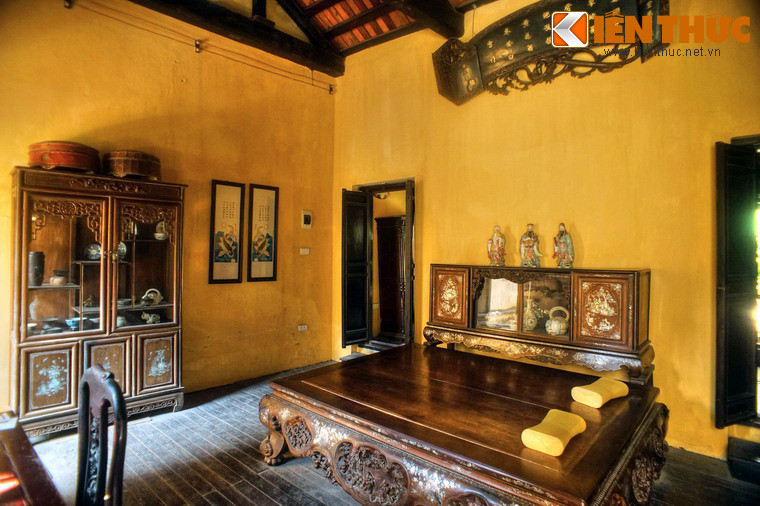 Trong cùng là gian ngủ, được bày biện thoáng đãng.