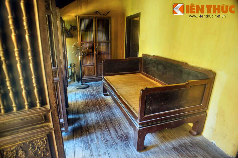 Tiếp theo là gian giữa, còn được gọi là phòng tiếp cố nhân, là không gian tiếp đón, nghỉ ngơi chỉ dành cho những người thân trong gia đình.