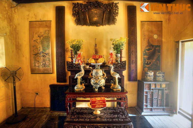 Trên tầng hai, không gian thờ được đặt cạnh cầu thang lên ở phía bên trái.