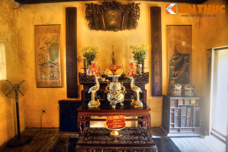 Trên tầng hai, không gian thờ được đặt cạnh cầu thang lên ở phía bên trái.