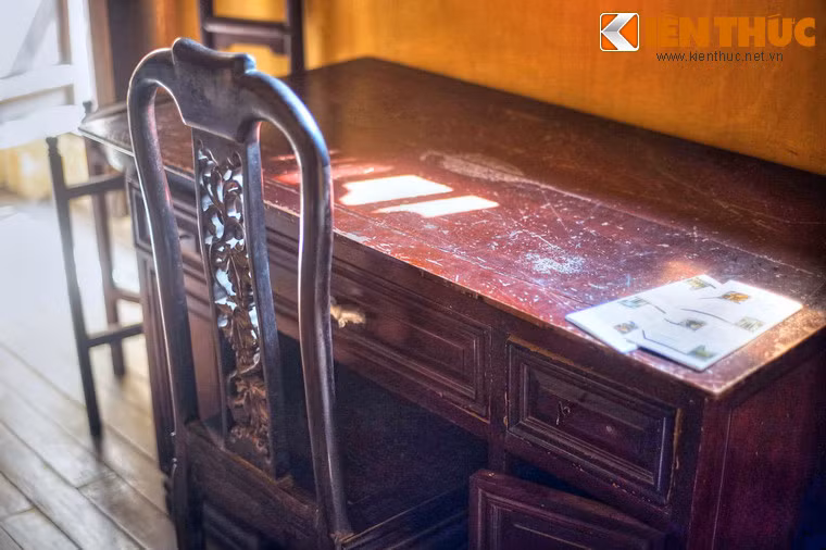 Mọi kết cấu về kiến trúc, vật liệu xây dựng (bằng gỗ) cho đến những đồ vật sinh hoạt đều được giữ nguyên trạng.