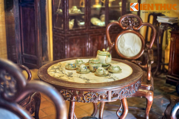 Sau sân trời là gian nhà hậu, được dùng làm nơi nghỉ ngơi, tiếp khách.