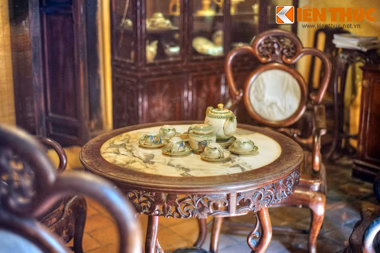 Sau sân trời là gian nhà hậu, được dùng làm nơi nghỉ ngơi, tiếp khách.