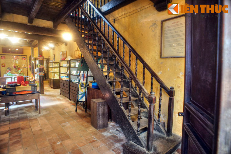 Từ gian nhà bên ngoài có cầu thang gỗ dẫn lên tầng hai.