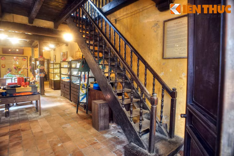 Từ gian nhà bên ngoài có cầu thang gỗ dẫn lên tầng hai.