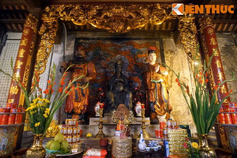 Hậu cung của đền là nơi đặt bàn thờ Quan Thánh Đế. Giữa bàn thờ là bức tượng Quan Thánh Đế uy nghiêm được đúc bằng đồng. Quan Thánh Đế hay Quan Công là một vị tướng trung thần nước Thục thời Tam Quốc ở Trung Hoa thế kỷ thứ ba sau Công nguyên, được hình tượng hóa qua tiểu thuyết Tam Quốc Diễn Nghĩa của La Quán Trung.