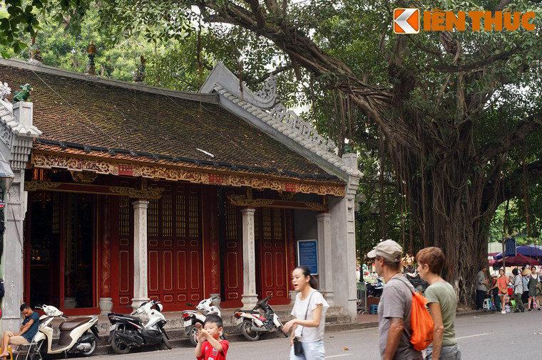 Sắc màu thời gian cùng dáng vẻ uy nghiêm của cây đa góp phần tôn thêm vẻ đẹp của đền Bà Kiệu, một ngôi đền mang nhiều nét kiến trúc đặc sắc của mảnh đất Thăng Long.