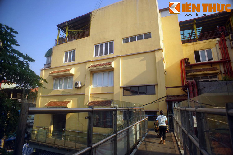 Do chợ Cầu Đông là một chợ mới xây và lại nằm sát chợ Đồng Xuân nổi tiếng nên có khá nhiều người Hà Nội không biết đến sự tồn tại của khu chợ này, hoặc nghĩ rằng đây chỉ là một phần mở rộng của chợ Đồng Xuân.