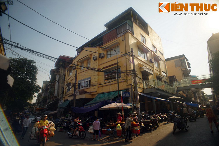 Trở về với thực tại, chợ Cầu Đông là một khu chợ cao tầng khang trang, cổng chính hướng ra phố Nguyễn Thiện Thuật.