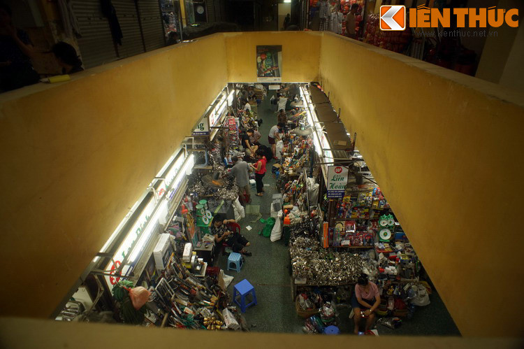 Chợ Cầu Đông ngày nay chỉ mang một cái tên gợi nhớ về khu chợ cũ, và chắc hẳn là chẳng có bà già nào từng xem bói ở khu chợ mới toanh này cả.