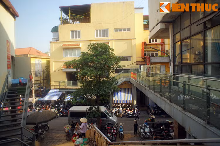 Từ tầng hai của chợ Cầu Đông có một lối đi trên cao dẫn sang chợ Đồng Xuân.