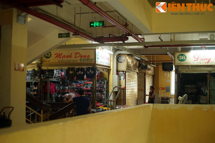 Tầng hai bán các mặt hàng may mặc.