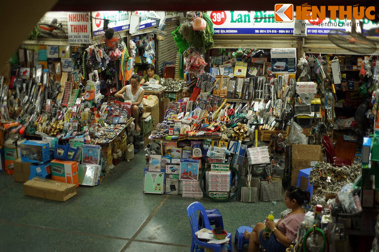 Như vậy có thể khẳng định, chợ Cầu Đông xưa (nằm ở đầu cầu ngã tư Ngõ Gạch - Hàng Đường) gắn với hình ảnh "bà già đi xem bói" đã không còn nữa.