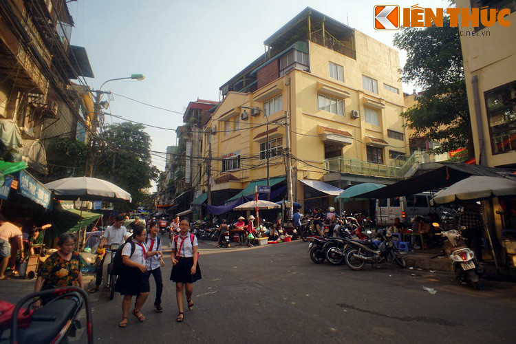 Khi chợ Đồng Xuân được xây lại năm 1991, phố Cầu Đông được mở ra sát cạnh chợ Đồng Xuân, thuộc phường Đồng Xuân, quận Hoàn Kiếm.