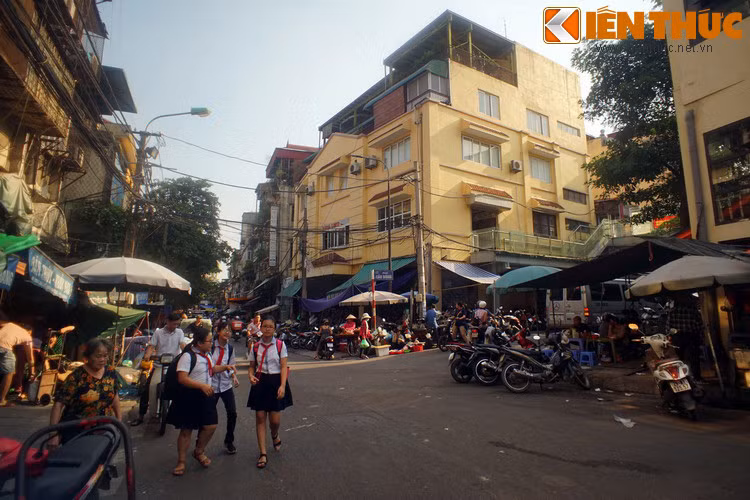 Khi chợ Đồng Xuân được xây lại năm 1991, phố Cầu Đông được mở ra sát cạnh chợ Đồng Xuân, thuộc phường Đồng Xuân, quận Hoàn Kiếm.