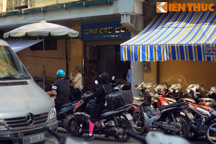 Cổng phụ thông ra phố Cầu Đông.