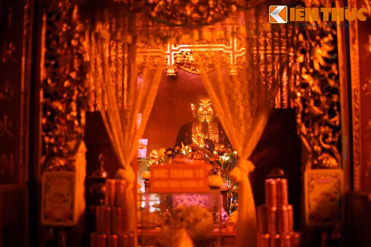 Hậu cung của đình là nơi thờ Huyền Thiên Trấn Vũ. Tượng của Ngài được tạc bằng gỗ cao 1,5m, ngang 0,8m, ngồi oai nghiêm trên ngai rồng, mắt mở to, đầu trần, chân đất, tóc xoã sau lưng.