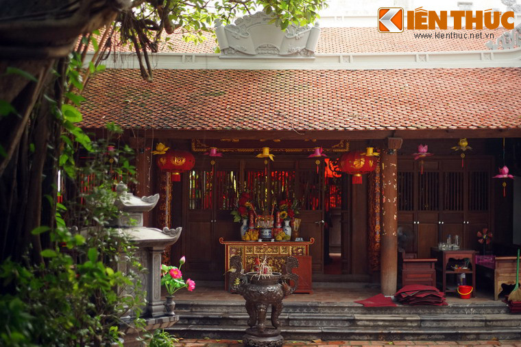 Theo các sử liệu, đình có tuổi đời trên dưới hai thế kỷ. Các công trình kiến trúc hiện nay của ngôi đình cổ được tập trung trong một không gian khép kín, bao gồm: Nghi môn, Tiền tế, Ống muống và Hậu cung, hợp thành hình chữ Công với tổng diện tích 460m2.