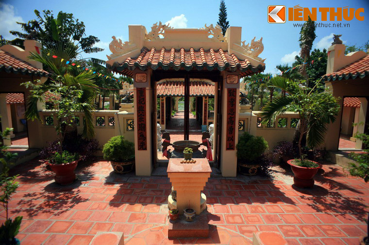 Buổi đầu, ngôi đền nằm bên trái chùa Tam Bảo, do Mạc Công Du, cháu bốn đời của Mạc Cửu lập khoảng các năm 1816 - 1818. Năm 1833, Mạc Công Du theo Lê Văn Khôi chống lại vua Minh Mạng. Khi cuộc nổi dậy thất bại, Mạc Công Du bị tội thì ngôi đền cũng dần bị bỏ phế và đổ nát.