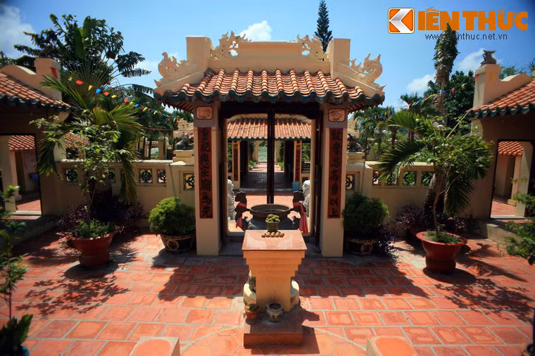 Buổi đầu, ngôi đền nằm bên trái chùa Tam Bảo, do Mạc Công Du, cháu bốn đời của Mạc Cửu lập khoảng các năm 1816 - 1818. Năm 1833, Mạc Công Du theo Lê Văn Khôi chống lại vua Minh Mạng. Khi cuộc nổi dậy thất bại, Mạc Công Du bị tội thì ngôi đền cũng dần bị bỏ phế và đổ nát.