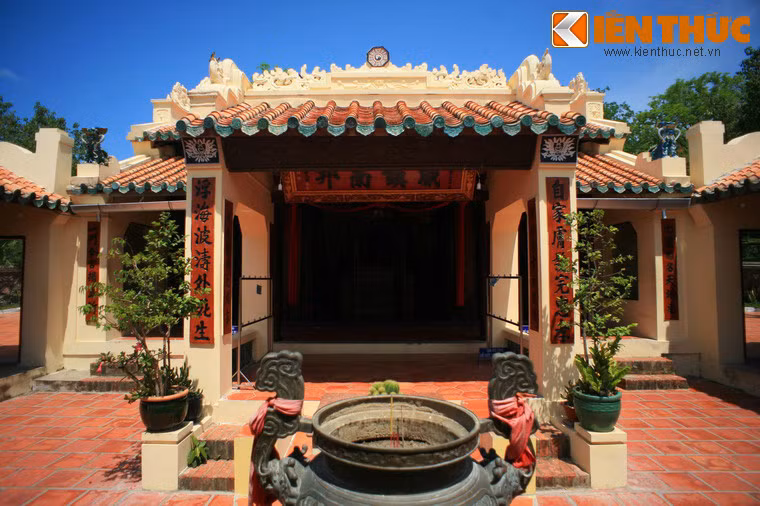 Thời vua Thành Thái, chí sĩ Nguyễn Thần Hiến vận động nhân dân đóng góp tiền công, trùng tu lại đền và hoàn thành vào mùa đông năm 1900. Từ đó cho đến nay, đền còn được tu bổ nhỏ nhiều lần.