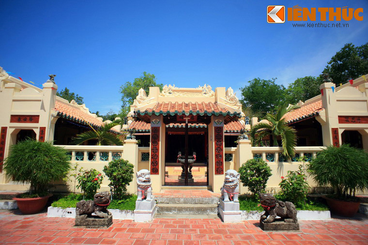 Qua thêm một cổng nữa, mà hai bên có đôi sư tử đá uy nghi. Sau cổng này là điện thờ chính, hai bên là nhà tả vu, hữu vu.