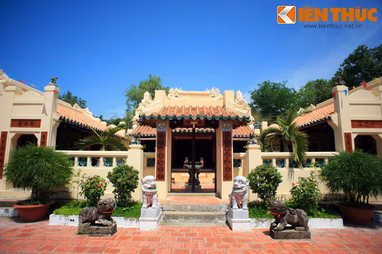 Qua thêm một cổng nữa, mà hai bên có đôi sư tử đá uy nghi. Sau cổng này là điện thờ chính, hai bên là nhà tả vu, hữu vu.