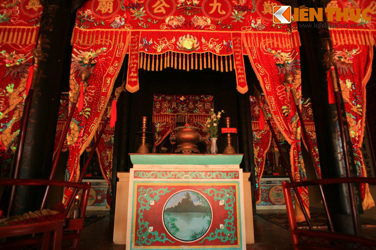 Trong điện thờ có ba người được thờ chính, ở gian giữa là Mạc Cửu (thủy tổ họ Mạc ở Hà Tiên), bên tả là Mạc Thiên Tứ (con Mạc Cửu) và bên hữu là Mạc Tử Sanh (con Mạc Thiên Tứ).