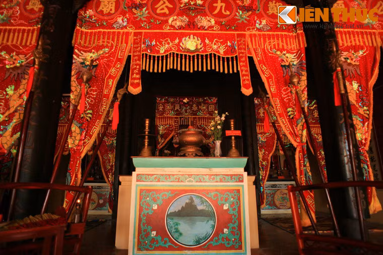 Trong điện thờ có ba người được thờ chính, ở gian giữa là Mạc Cửu (thủy tổ họ Mạc ở Hà Tiên), bên tả là Mạc Thiên Tứ (con Mạc Cửu) và bên hữu là Mạc Tử Sanh (con Mạc Thiên Tứ).