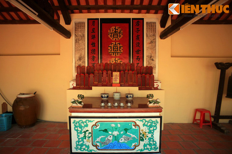 Ngoài ra, ở các gian khác còn phối tự thờ thêm các bài vị của phu nhân Thái Thái (mẹ Mạc Cửu), phu nhân Nguyễn Hiếu Túc (vợ Mạc Thiên Tứ), tiểu thư Mạc Mi Cô (con gái của Mạc Thiên Tứ), các học sĩ, thuộc tướng và các con cháu của họ Mạc Hà Tiên.