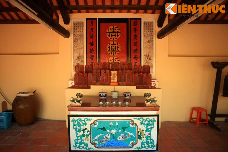 Ngoài ra, ở các gian khác còn phối tự thờ thêm các bài vị của phu nhân Thái Thái (mẹ Mạc Cửu), phu nhân Nguyễn Hiếu Túc (vợ Mạc Thiên Tứ), tiểu thư Mạc Mi Cô (con gái của Mạc Thiên Tứ), các học sĩ, thuộc tướng và các con cháu của họ Mạc Hà Tiên.