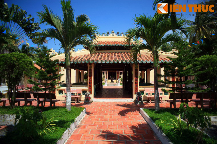 Mặt trước đền có một cổng chính nằm ở giữa, phía trên đề tên Mạc Công miếu, hai bên là hai cổng phụ. Qua khỏi cổng đền là một con đường ngắn, hai bên trồng cây xanh, dẫn đến một tiểu đình rộng.