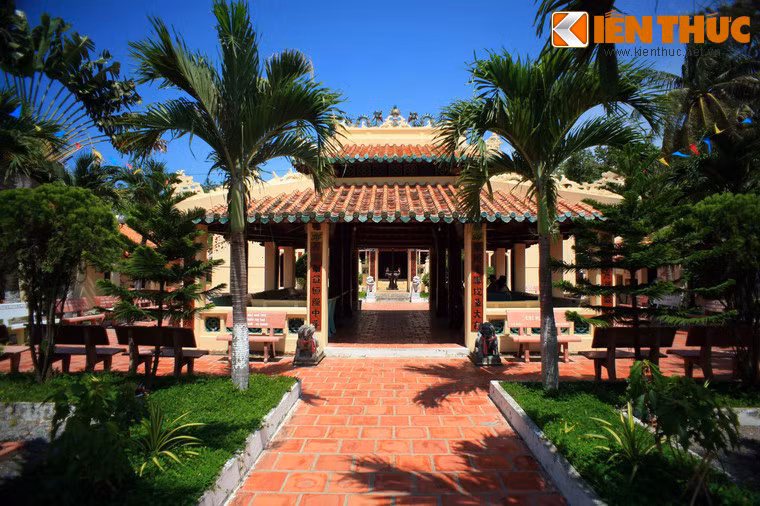 Mặt trước đền có một cổng chính nằm ở giữa, phía trên đề tên Mạc Công miếu, hai bên là hai cổng phụ. Qua khỏi cổng đền là một con đường ngắn, hai bên trồng cây xanh, dẫn đến một tiểu đình rộng.