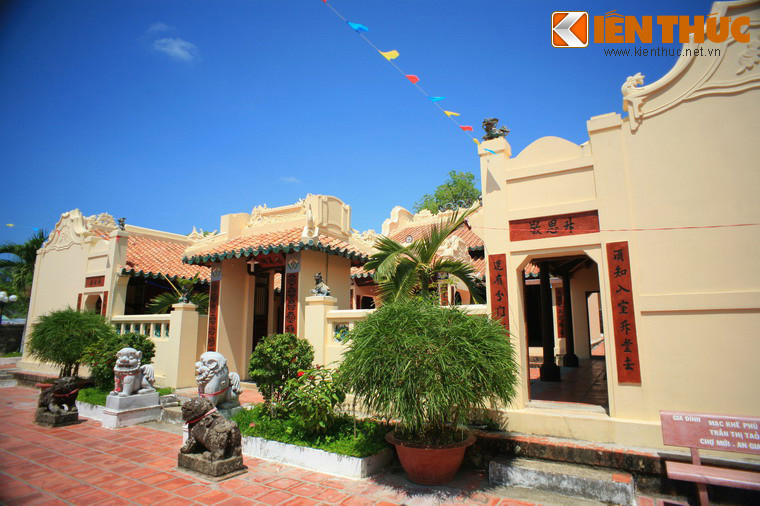 Đền thời vua Thiệu Trị, xét công lao mở cõi của họ Mạc, vua mới có lệnh "tìm lại con cháu họ Mạc, người nào có tài có thể dùng thì tâu lên" và cho xây dựng lại đền thờ. Năm 1847, đền thờ họ Mạc được xây lại bề thế hơn, nằm ở một vị trí khác, đó là phía Tây chân núi Bình San, tức vị trí bây giờ.