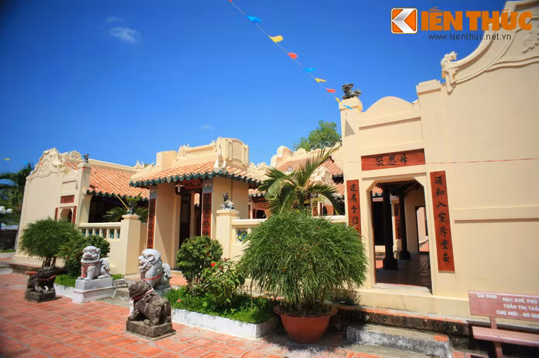 Đền thời vua Thiệu Trị, xét công lao mở cõi của họ Mạc, vua mới có lệnh "tìm lại con cháu họ Mạc, người nào có tài có thể dùng thì tâu lên" và cho xây dựng lại đền thờ. Năm 1847, đền thờ họ Mạc được xây lại bề thế hơn, nằm ở một vị trí khác, đó là phía Tây chân núi Bình San, tức vị trí bây giờ.