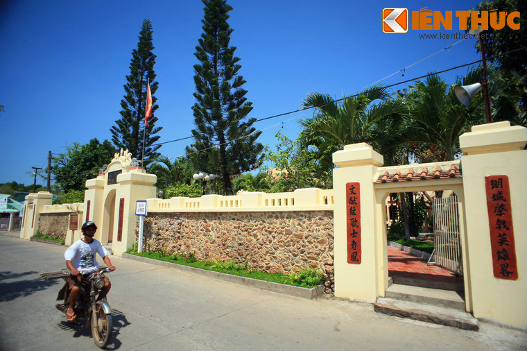 Nằm ở chân núi Bình San, thuộc thị xã Hà Tiên, tỉnh Kiên Giang, đền thờ họ Mạc là một di tích lịch sử có tầm quan trọng đặc biệt của miền đất địa đầu Hà Tiên. Đền còn có các tên khác là Trung Nghĩa từ, Mạc Công từ, Mạc Công miếu, miếu Ông Lịnh…