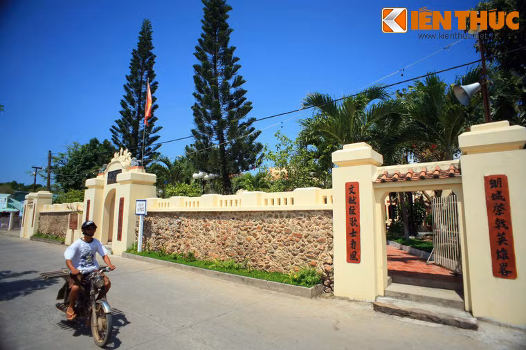 Nằm ở chân núi Bình San, thuộc thị xã Hà Tiên, tỉnh Kiên Giang, đền thờ họ Mạc là một di tích lịch sử có tầm quan trọng đặc biệt của miền đất địa đầu Hà Tiên. Đền còn có các tên khác là Trung Nghĩa từ, Mạc Công từ, Mạc Công miếu, miếu Ông Lịnh…