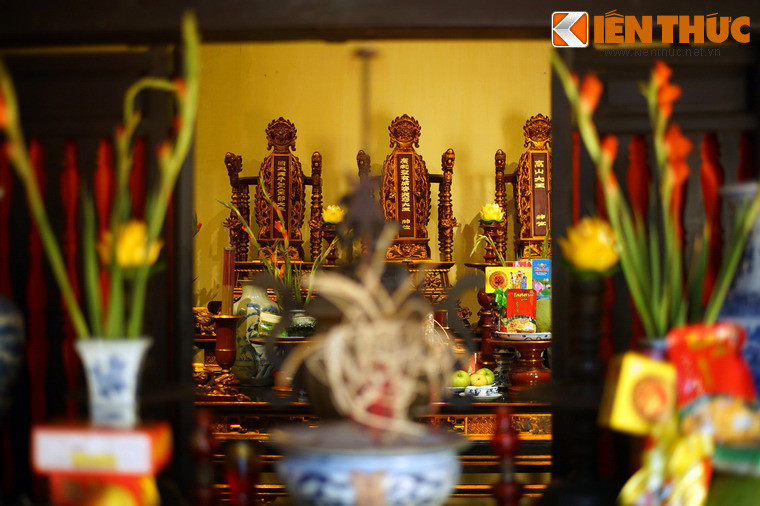 Ngôi đình nằm ở phần phía sau của tầng hai, được chia làm hai gian. Gian ngoài có một bàn thờ bằng gỗ bên trên đặt lư hương, hai bên có giá chuông, giá trống. Gian trong có các bàn thờ đặt bài vị của Tổ nghề cùng các vị Thành hoàng của Thăng Long: Bạch Mã, Linh Lang, Cao Sơn.