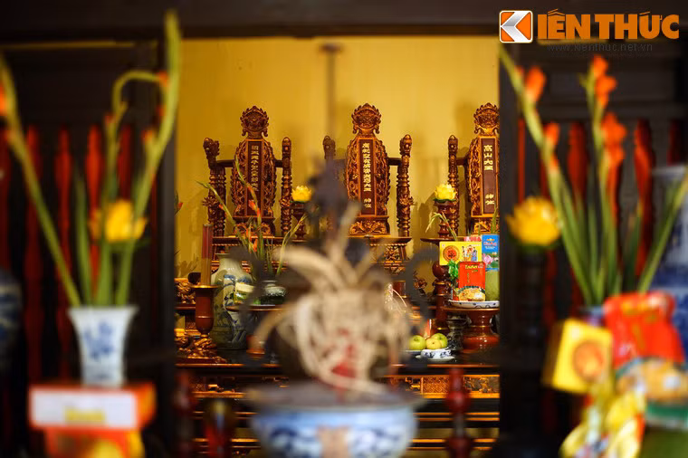 Ngôi đình nằm ở phần phía sau của tầng hai, được chia làm hai gian. Gian ngoài có một bàn thờ bằng gỗ bên trên đặt lư hương, hai bên có giá chuông, giá trống. Gian trong có các bàn thờ đặt bài vị của Tổ nghề cùng các vị Thành hoàng của Thăng Long: Bạch Mã, Linh Lang, Cao Sơn.