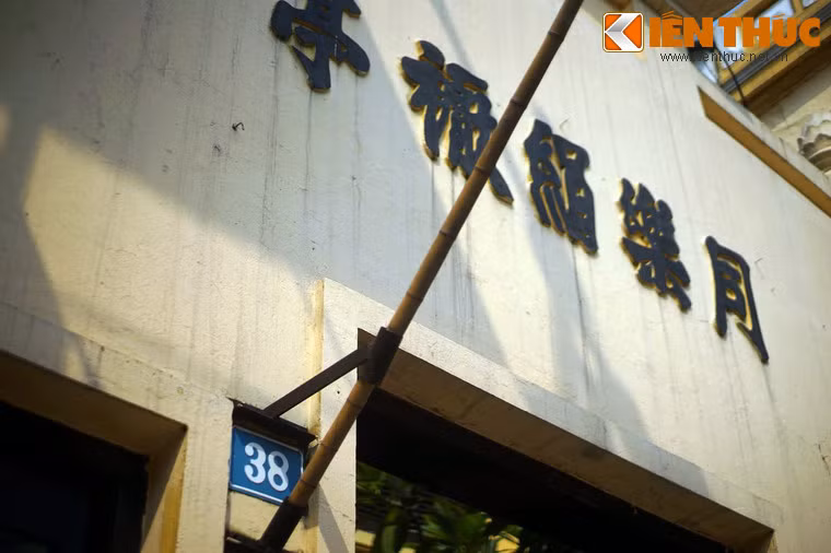 Với vị trí đắc địa gần bờ hồ Hoàn Kiếm, ngày nay nhà cổ 38 Hàng Đào/ đình Đồng Lạc là một trong những điểm đến nổi bật, thu hút nhiều du khách ở phố cổ Hà Nội.