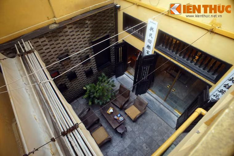 Ngôi nhà mang cấu trúc hình ống đặc trưng với mặt tiền hẹp, chiều sâu lớn, được chia thành nhiều gian, ngăn cách bởi các sân trời.