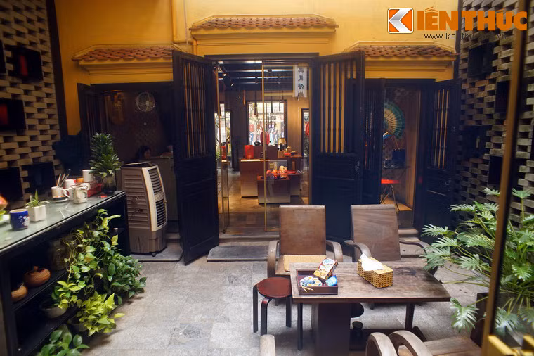 Các cửa ra vào của ngôi nhà mang dáng dấp kiến trúc chùa chiền và các ngôi nhà chung, với cửa chính thì cao còn các cửa xung quanh thấp hơn.