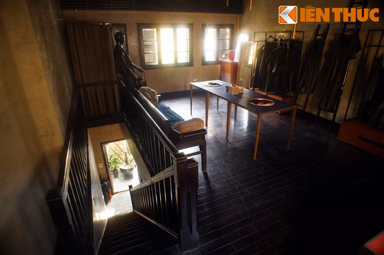 Ở tầng hai, gian ngoài cùng nơi trưng bày vải lụa truyền thống, mặt hàng đặc trưng của phố Hàng Đảo xưa.