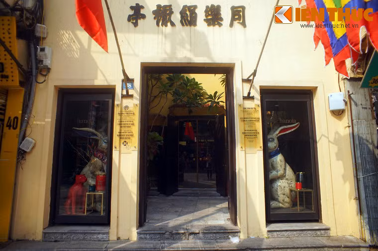 Ngôi nhà này nguyên là đình Đồng Lạc (đình chợ bán yếm lụa), được xây dựng từ thời Lê (thế kỷ 17) với quy mô bề thế. Do chiến tranh, đình bị phá huỷ. Năm 1941, nhà được xây dựng lại với hai tầng, theo kiến trúc kết hợp truyền thống – hiện đại.