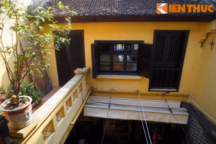 Nét hiện đại thể hiện ở chất liệu bê tông chịu lực cùng một số họa tiết trang trí mang phong cách kiến trúc thuộc địa.