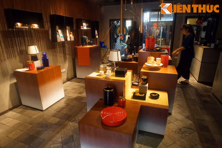Sau khi cải tạo, tầng một ngôi nhà trở thành không gian trưng bày những sản phẩm thủ công truyền thống của Việt Nam như đồ sơn mài Hạ Thái, lãnh Mỹ A, giấy dó, các sản phẩm thêu tay…